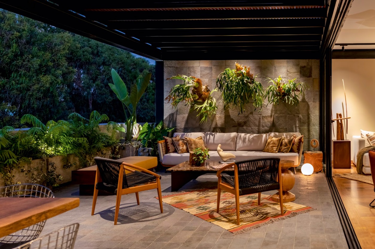 El proyecto DVD transforma este segundo nivel en un gran espacio social donde la estructura metálica expuesta, la madera y la piedra dialogan en equilibrio. Un ambiente pensado para reunirse, conversar y disfrutar.