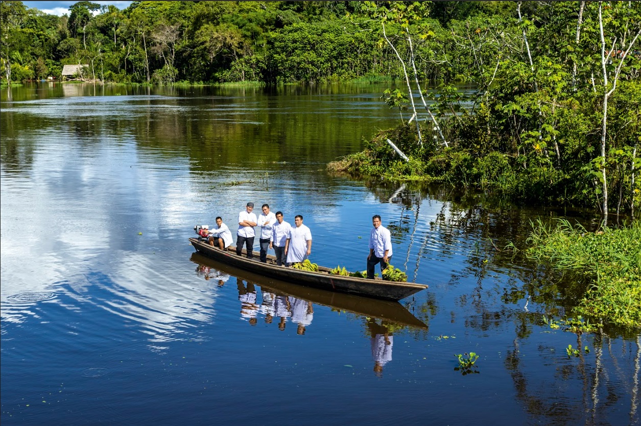 Equipo de cocina en ruta, llevando productos locales desde las comunidades ribereñas.
