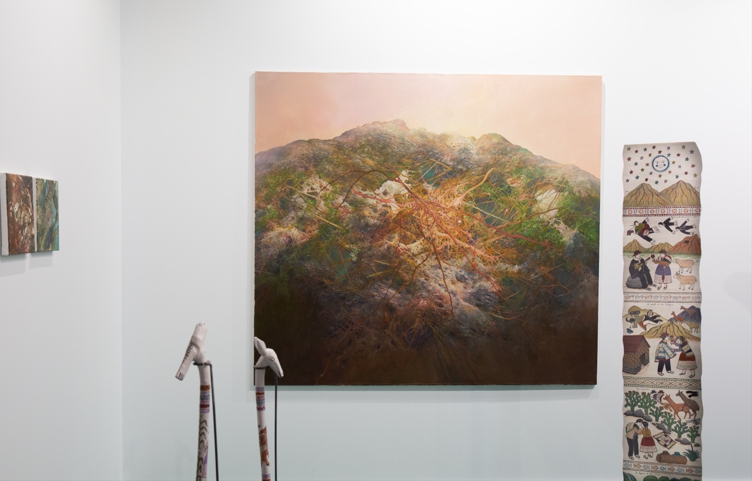 Vista del stand de Enhorabuena Espacio en la sección Opening de ARCO Madrid 2026, donde dialogan las obras de Venuca Evanán y Esteban Igartua.