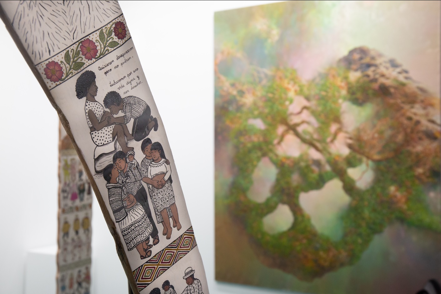 Las piezas de Evanán conviven con los paisajes orgánicos de Igartua en el proyecto curatorial “Entropía”.