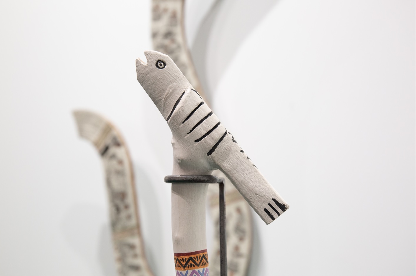 Detalle de una escultura intervenida por Venuca Evanán, donde símbolos andinos se integran a una narrativa contemporánea.