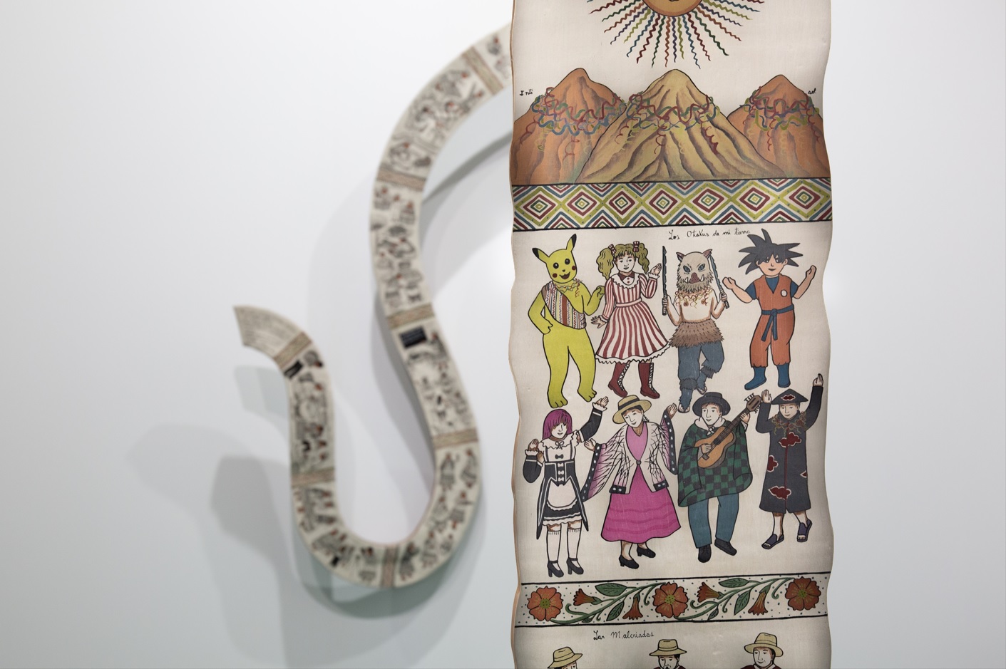 En “Entropía”, las composiciones de Evanán dialogan con los paisajes pictóricos de Igartua, creando un espacio donde lo humano y lo natural se entrelazan.