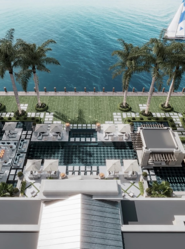 Vista del jardín y la piscina frente a la bahía, parte del terreno de dos acres que garantiza privacidad y acceso directo al agua en Indian Creek.