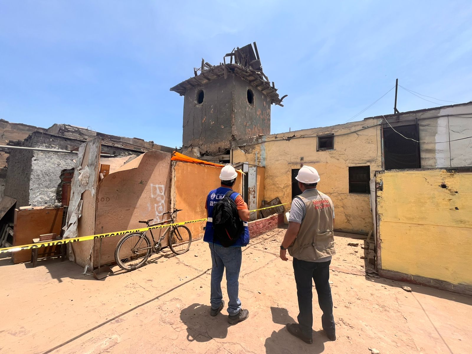 Especialistas inspeccionan la casona del histórico Mirador del Baratillo, en el Rímac, tras el colapso de la cúpula que obligó a restringir el acceso al inmueble por riesgo de nuevos desprendimientos.