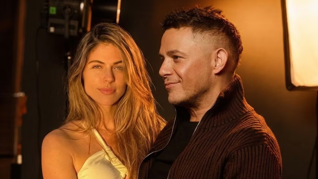 Stephanie Cayo se pronuncia sobre su cercanía con Alejandro Sanz y apuesta por la discreción, mientras un mensaje del artista en redes sociales intensifica los rumores de romance.