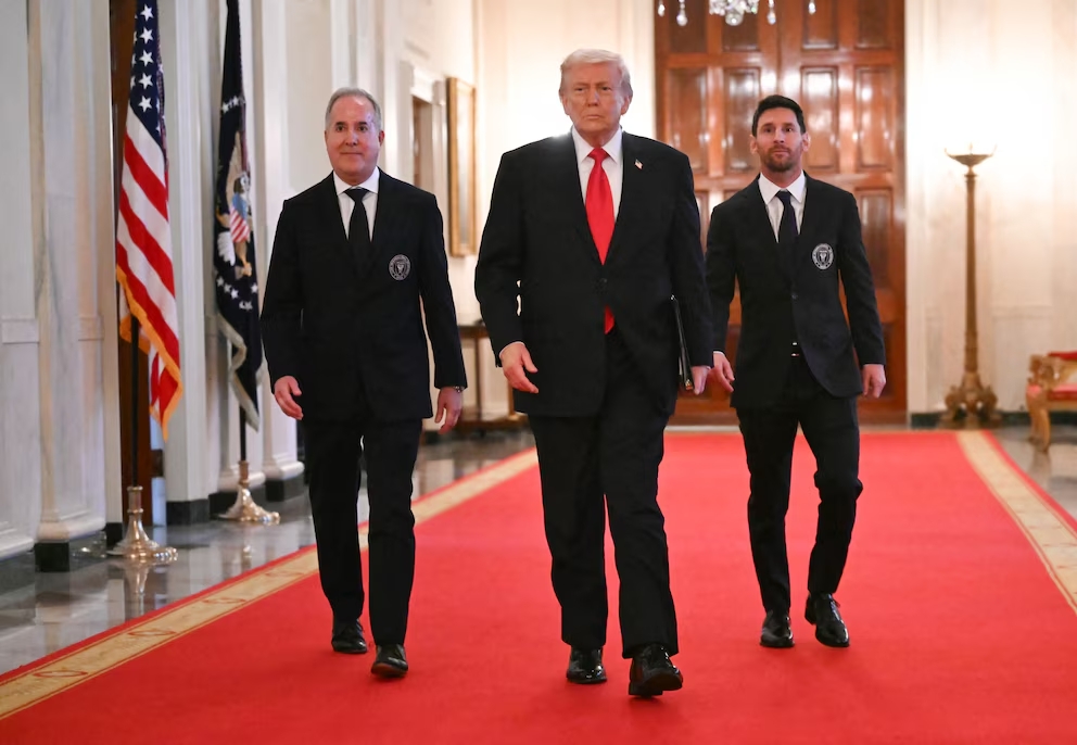 Donald Trump camina por los pasillos de la Casa Blanca acompañado por Lionel Messi y Jorge Mas, copropietario del Inter Miami, antes de la ceremonia en la que el club fue homenajeado por su título en la MLS.