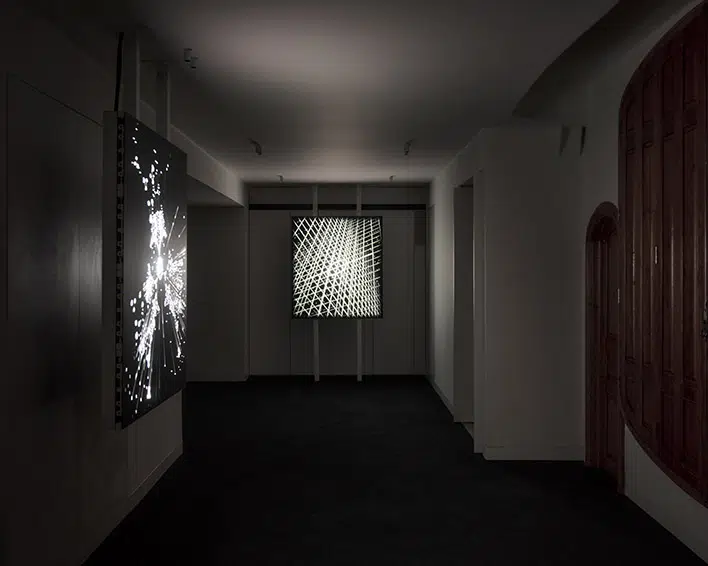 Proyecciones lumínicas y patrones geométricos construyen un recorrido inmersivo en Beyond the Façade, la instalación de United Visual Artists.