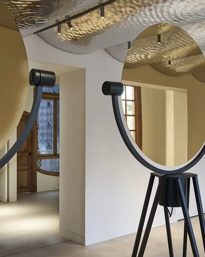La segunda planta de Casa Batlló se transforma en un espacio contemporáneo donde luz y reflejos dialogan con la arquitectura original de Gaudí.