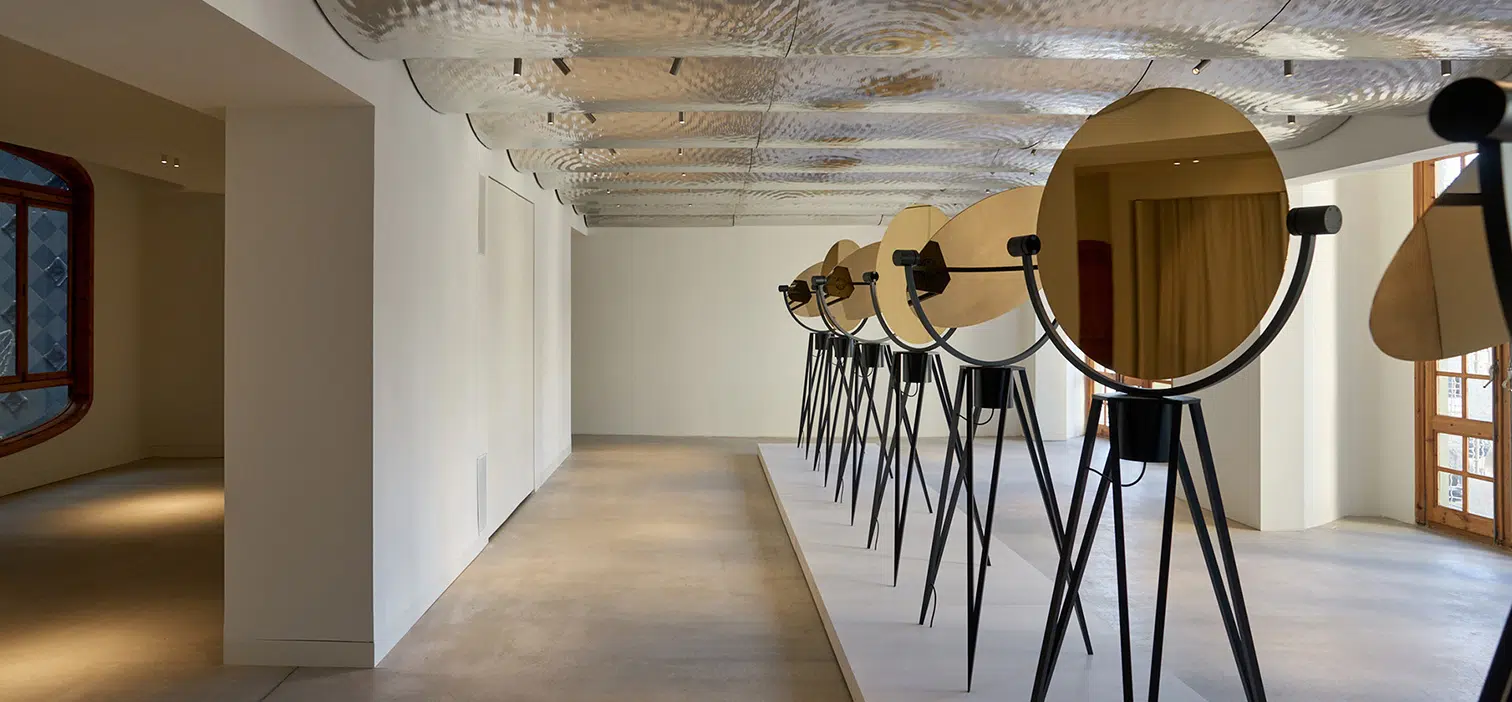 Una serie de piezas circulares y estudios de luz ocupan la nueva galería Casa Batlló Contemporary, abierta por primera vez al público.