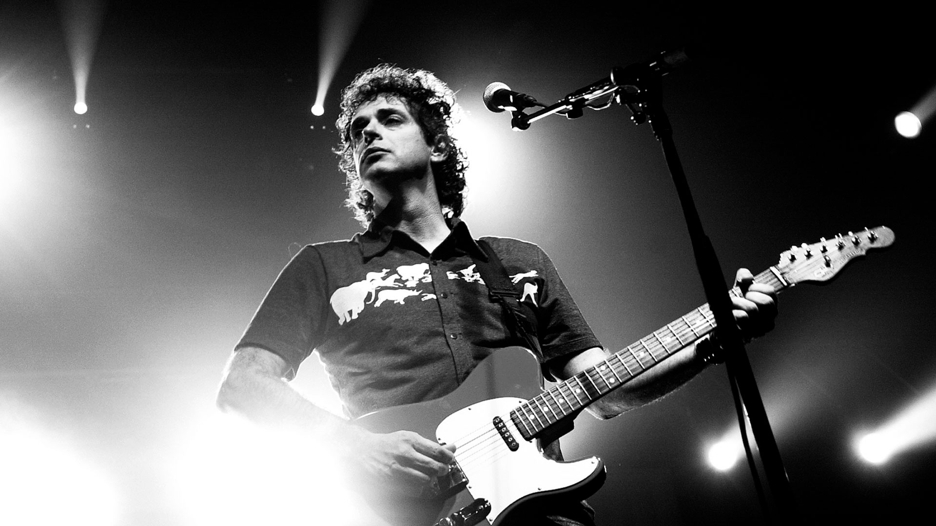 Gustavo Cerati en escena durante una presentación en vivo. El músico argentino sigue siendo una de las figuras más influyentes del rock en español.