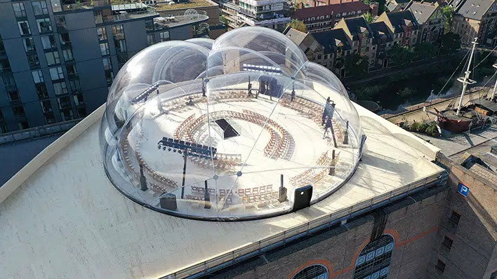 El London Sky Bubble, instalación temporal de Smiljan Radic en Londres, propone una estructura ligera y translúcida que explora la relación entre aire, luz y espacio urbano.