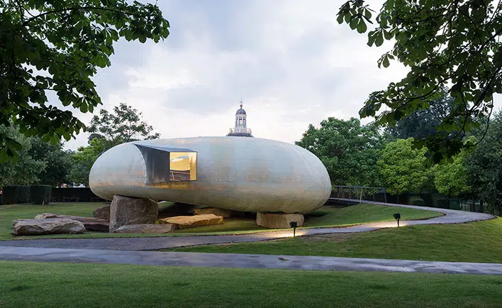 El Pabellón Serpentine de Smiljan Radić, frente a la Serpentine Gallery en Hyde Park de Londres