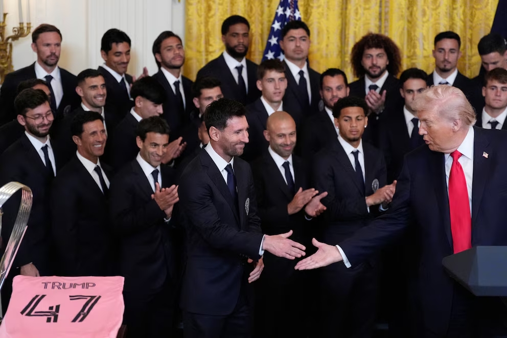 Lionel Messi saluda a Donald Trump durante la recepción al plantel del Inter Miami en la Casa Blanca. El equipo campeón de la MLS 2025 fue reconocido en una ceremonia oficial en Washington.