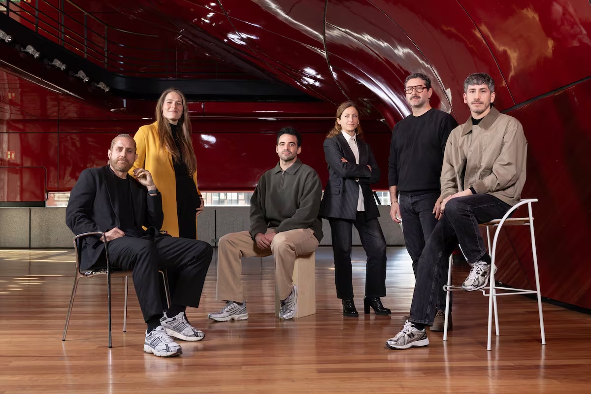 Renzo Merkt (primero de la derecha) junto a otros jóvenes galeristas que participan en la sección Opening de ARCO Madrid 2026.