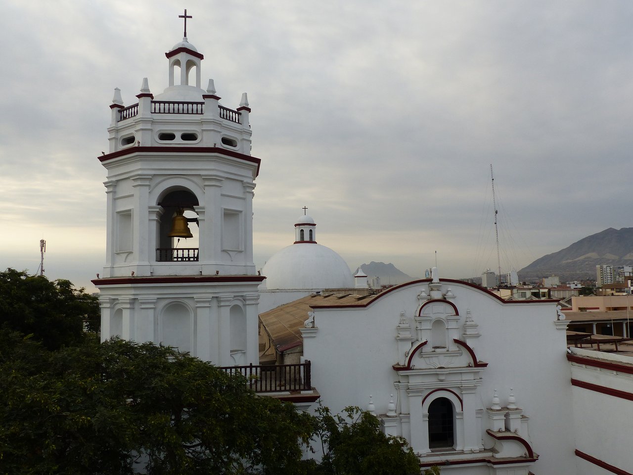 La Iglesia de San Francisco en Trujillo conserva el legado colonial del norte y acompaña las tradiciones de Semana Santa.